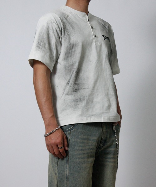 NYLAUS(ナイラス)の「【NYS】トライバル刺繍 スプレー加工 グランジ ショート丈 ヘンリーネック半袖Tシャツ(Tシャツ/カットソー・メンズ・ブラック/アイボリー/ワインレッド・L/M)」の12枚目の写真