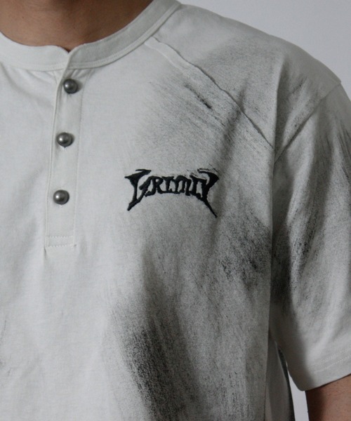 NYLAUS(ナイラス)の「【NYS】トライバル刺繍 スプレー加工 グランジ ショート丈 ヘンリーネック半袖Tシャツ(Tシャツ/カットソー・メンズ・ブラック/アイボリー/ワインレッド・L/M)」の15枚目の写真