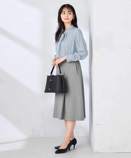 a.v.v(アーヴェヴェ)の「幾何柄ボウタイ風ブラウス(シャツ/ブラウス・レディース・ホワイト/ダークインディゴブルー・40/38/36)」の6枚目の写真