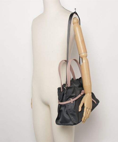 VIOLAd'ORO（ヴィオラドーロ）の「VIOLAd’ORO (ヴィオラドーロ) ナイロンギャザーBAG/BIANCA/V-2293（トートバッグ・レディース・チャコールグレー/ベージュ/ブラック・F）」の7枚目の写真