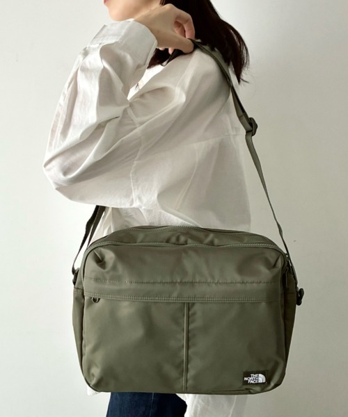 THE NORTH FACE(ザノースフェイス)の「THE NORTH FACE(ザ・ノースフェイス)/軽量 スクエア ショルダーバッグ クロスバッグ/TRAVEL CROSS BAG L(ショルダーバッグ・レディース・ブラック/カーキ・FREE)」の2枚目の写真