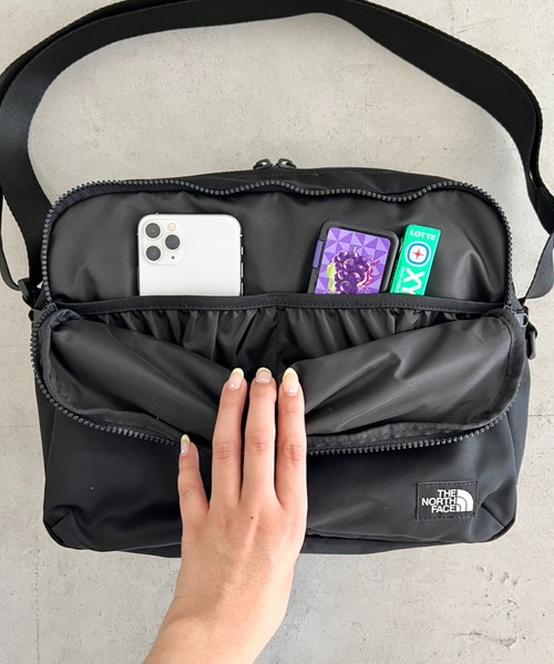 THE NORTH FACE(ザノースフェイス)の「THE NORTH FACE(ザ・ノースフェイス)/軽量 スクエア ショルダーバッグ クロスバッグ/TRAVEL CROSS BAG L(ショルダーバッグ・レディース・ブラック/カーキ・FREE)」の7枚目の写真