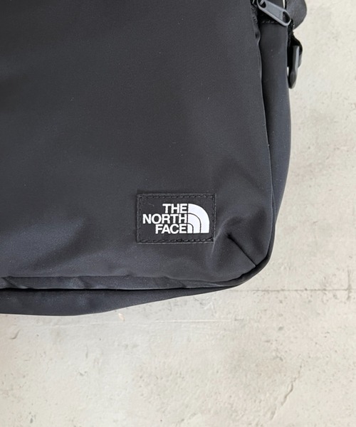 THE NORTH FACE(ザノースフェイス)の「THE NORTH FACE(ザ・ノースフェイス)/軽量 スクエア ショルダーバッグ クロスバッグ/TRAVEL CROSS BAG L(ショルダーバッグ・レディース・ブラック/カーキ・FREE)」の4枚目の写真