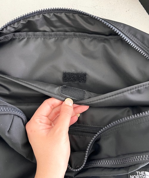 THE NORTH FACE(ザノースフェイス)の「THE NORTH FACE(ザ・ノースフェイス)/軽量 スクエア ショルダーバッグ クロスバッグ/TRAVEL CROSS BAG L(ショルダーバッグ・レディース・ブラック/カーキ・FREE)」の22枚目の写真