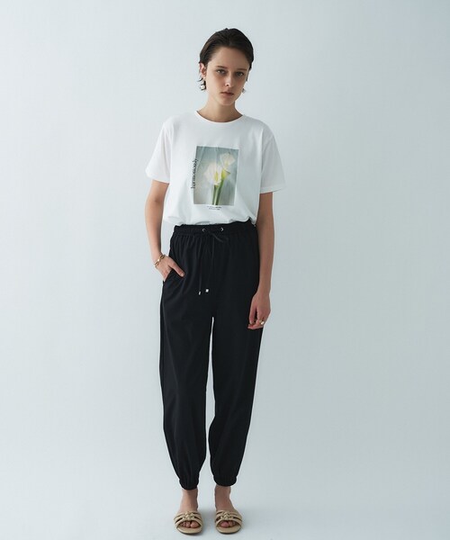 cloenc(クロエンス)の「グラフィックTシャツ|リサイクルポリエステル(Tシャツ/カットソー・レディース・ホワイト系3/カーキ系2/ホワイト系5/ホワイト系4/カーキ系3/ピンク系1/ピンク系2/ピンク系3/カーキ系4・02)」の10枚目の写真