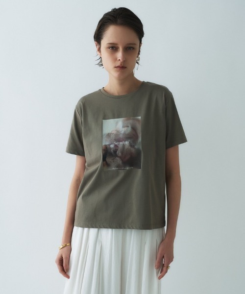 cloenc(クロエンス)の「グラフィックTシャツ|リサイクルポリエステル(Tシャツ/カットソー・レディース・ホワイト系3/カーキ系2/ホワイト系5/ホワイト系4/カーキ系3/ピンク系1/ピンク系2/ピンク系3/カーキ系4・02)」の5枚目の写真