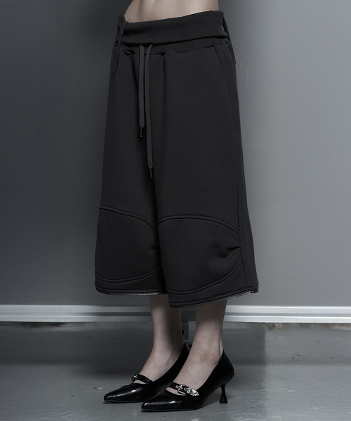 ETRE AU SOMMET(エトレオソメ)の「Zipper 2-Way Double Knee Bermuda Wide Pants (Charcoal)(スウェットパンツ・レディース・チャコールグレー・FREE)」の4枚目の写真