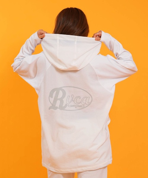 RVCA(ルーカ)の「RVCA/ルーカ 水着 長袖 ラッシュガード パーカー ジップアップ DOLMAN SLEEVE WIDE ZIP HD BG043867 UT(パーカー・レディース・ブラック/ホワイト/ライトカーキ・S/M)」の6枚目の写真