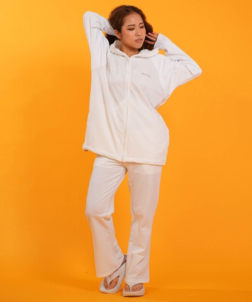 RVCA(ルーカ)の「RVCA/ルーカ 水着 長袖 ラッシュガード パーカー ジップアップ DOLMAN SLEEVE WIDE ZIP HD BG043867 UT(パーカー・レディース・ブラック/ホワイト/ライトカーキ・S/M)」の7枚目の写真