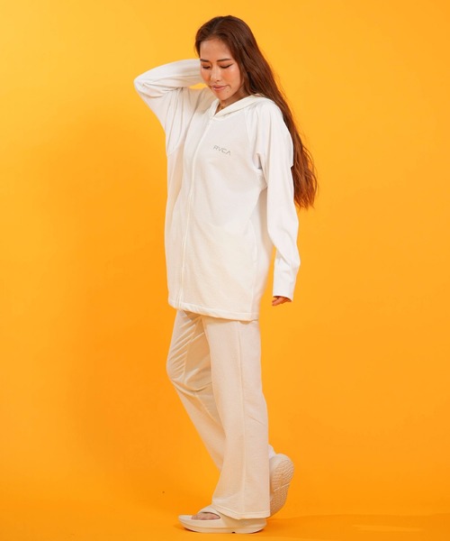 RVCA(ルーカ)の「RVCA/ルーカ 水着 長袖 ラッシュガード パーカー ジップアップ DOLMAN SLEEVE WIDE ZIP HD BG043867 UT(パーカー・レディース・ブラック/ホワイト/ライトカーキ・S/M)」の8枚目の写真