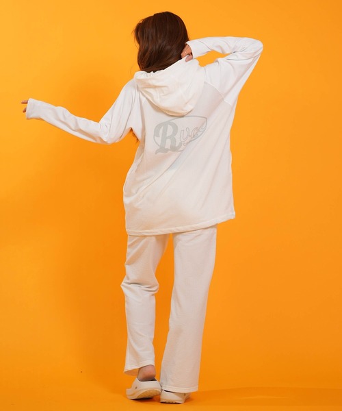 RVCA(ルーカ)の「RVCA/ルーカ 水着 長袖 ラッシュガード パーカー ジップアップ DOLMAN SLEEVE WIDE ZIP HD BG043867 UT(パーカー・レディース・ブラック/ホワイト/ライトカーキ・S/M)」の9枚目の写真