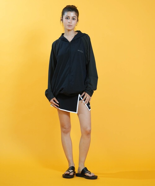 RVCA(ルーカ)の「RVCA/ルーカ 水着 長袖 ラッシュガード パーカー ジップアップ DOLMAN SLEEVE WIDE ZIP HD BG043867 UT(パーカー・レディース・ブラック/ホワイト/ライトカーキ・S/M)」の13枚目の写真