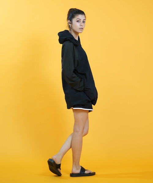 RVCA(ルーカ)の「RVCA/ルーカ 水着 長袖 ラッシュガード パーカー ジップアップ DOLMAN SLEEVE WIDE ZIP HD BG043867 UT(パーカー・レディース・ブラック/ホワイト/ライトカーキ・S/M)」の14枚目の写真