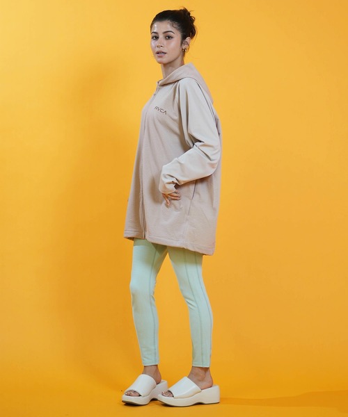 RVCA(ルーカ)の「RVCA/ルーカ 水着 長袖 ラッシュガード パーカー ジップアップ DOLMAN SLEEVE WIDE ZIP HD BG043867 UT(パーカー・レディース・ブラック/ホワイト/ライトカーキ・S/M)」の19枚目の写真