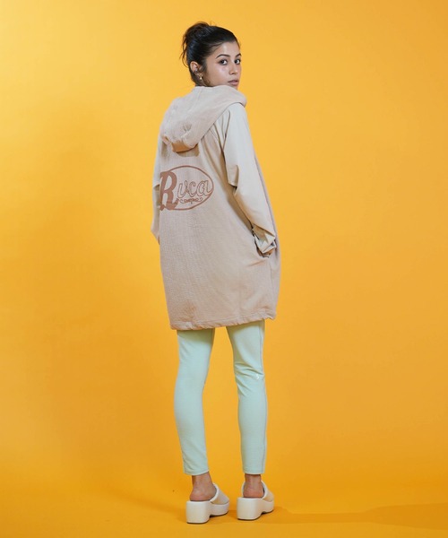 RVCA(ルーカ)の「RVCA/ルーカ 水着 長袖 ラッシュガード パーカー ジップアップ DOLMAN SLEEVE WIDE ZIP HD BG043867 UT(パーカー・レディース・ブラック/ホワイト/ライトカーキ・S/M)」の18枚目の写真