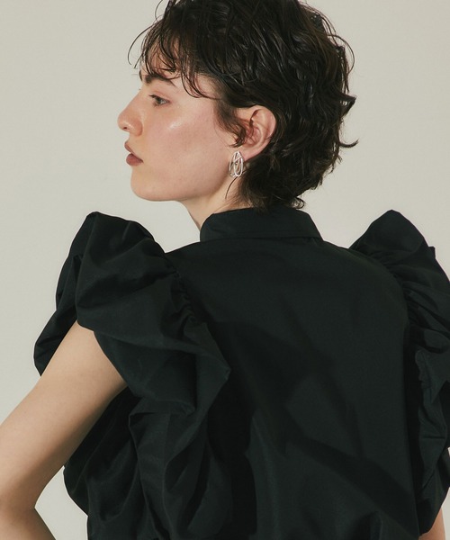 ARVELLIA（アルベリア）の「AIRY RUFFLE BLOUSE（シャツ/ブラウス・レディース・ブラック/ホワイト・M）」の6枚目の写真