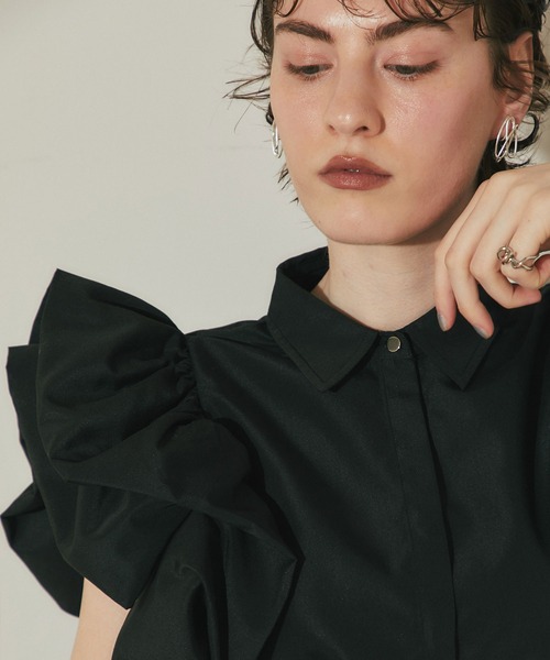ARVELLIA（アルベリア）の「AIRY RUFFLE BLOUSE（シャツ/ブラウス・レディース・ブラック/ホワイト・M）」の7枚目の写真