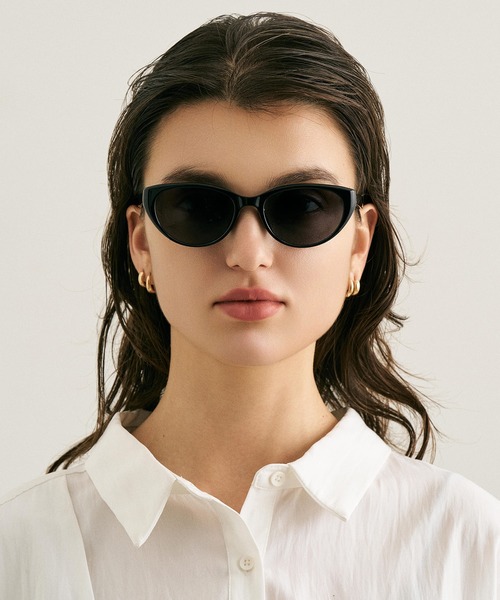 NUEF (ヌエフ)の「ウェリントンサングラス|カラーレンズ|トレンド|紫外線対策|UVカット|サングラス|NUEF|COLOR SUNGLASSES(サングラス・レディース・ブラック/ブラウン/グレー・FREE)」の4枚目の写真