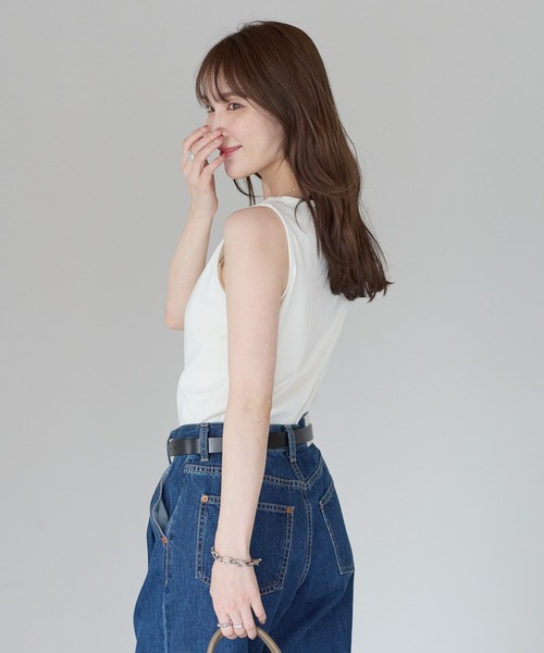 PREFERIR（プレフェリール）の「きれい見えボートネックタンクトップ｜上品見え・インナー使い・ON/OFF対応（タンクトップ・レディース・ブラック/カーキ/チャコールグレー/ベージュ/ホワイト・MEDIUM/LARGE）」の7枚目の写真