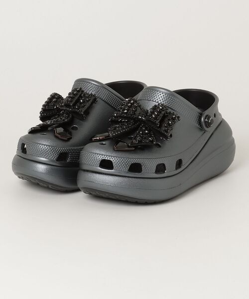 crocs(クロックス)の「crocs Crush Bedazzled Bows Clog / クロックス クラッシュ ベダズルド ボウズ クロッグ(サンダル・レディース・ダークグレー・25.0cm/24.0cm/23.0cm/22.0cm)」の1枚目の写真