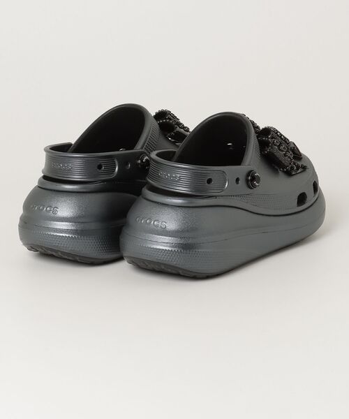 crocs(クロックス)の「crocs Crush Bedazzled Bows Clog / クロックス クラッシュ ベダズルド ボウズ クロッグ(サンダル・レディース・ダークグレー・25.0cm/24.0cm/23.0cm/22.0cm)」の2枚目の写真