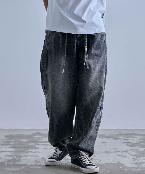 ARULE(アルール)の「『ARULE/アルール』紐付き加工ワイドデニムパンツ【GC】(デニムパンツ・メンズ・ブラック・M/L)」の1枚目の写真