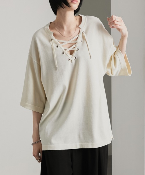 cussil(クシル)の「【cussil/クシル】メタルアイレットレースアップサマーニット半袖Tシャツ(Tシャツ/カットソー・メンズ・オフホワイト/ブラック・L/M/S)」の2枚目の写真