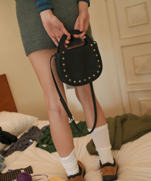 LENEE B（レニービー）の「ルント スタディッド クロスバッグ ヴィンテージブラック（メッセンジャーバッグ・レディース・その他・FREE）」の2枚目の写真