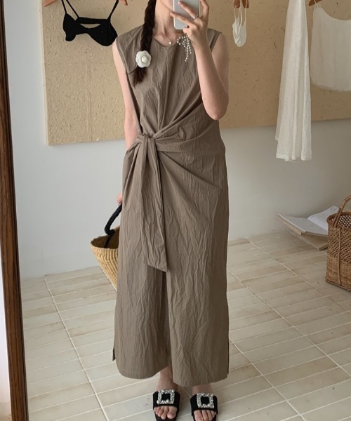 YUGA(ユーガ)の「YUGA_YGMC Korean-style Slit Side Twist Long Dress(ワンピース・レディース・カーキ・FREE)」の18枚目の写真