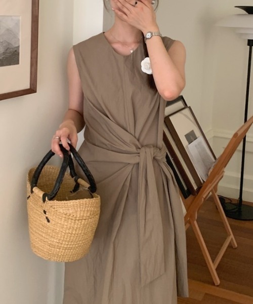 YUGA(ユーガ)の「YUGA_YGMC Korean-style Slit Side Twist Long Dress(ワンピース・レディース・カーキ・FREE)」の19枚目の写真