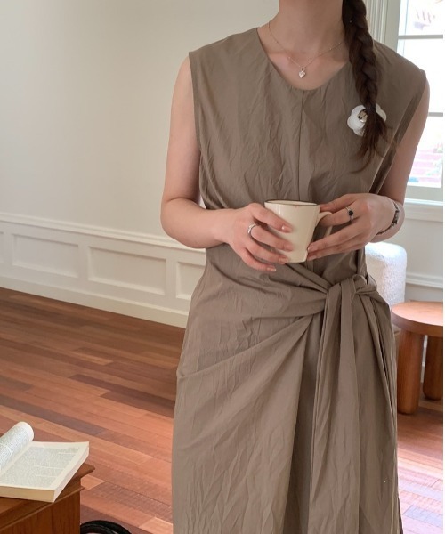 YUGA(ユーガ)の「YUGA_YGMC Korean-style Slit Side Twist Long Dress(ワンピース・レディース・カーキ・FREE)」の21枚目の写真