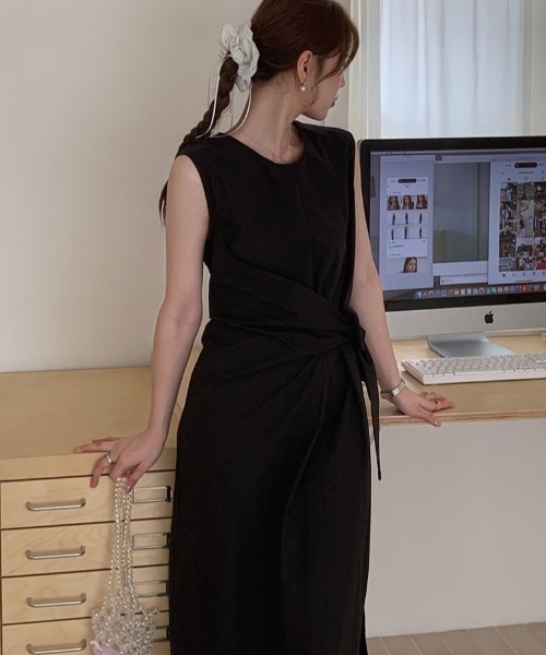 YUGA(ユーガ)の「YUGA_YGMC Korean-style Slit Side Twist Long Dress(ワンピース・レディース・カーキ・FREE)」の17枚目の写真