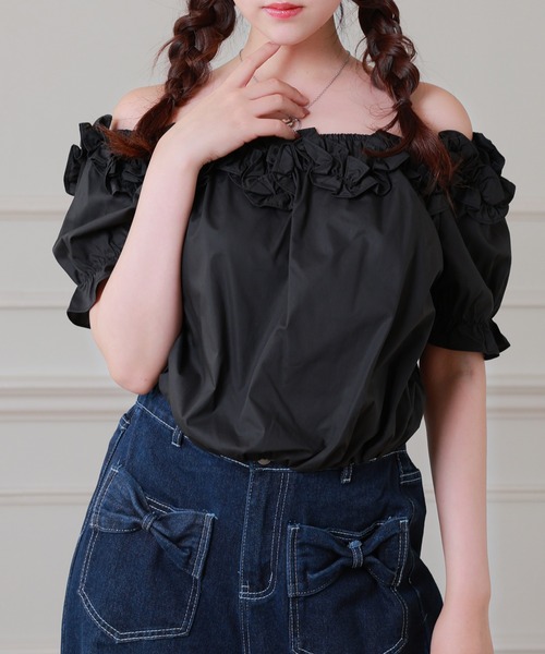 Anely(アネリー)の「Anely オフショル フリル パフスリーブ ショート ブラウス(シャツ/ブラウス・レディース・イエロー/ブラック/ホワイト・FREE)」の1枚目の写真