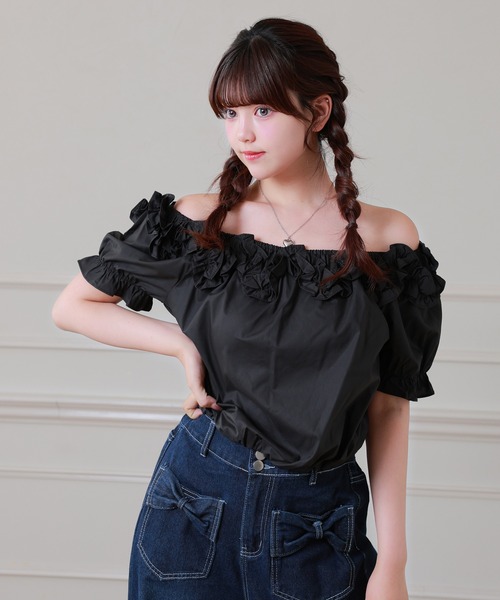 Anely(アネリー)の「Anely オフショル フリル パフスリーブ ショート ブラウス(シャツ/ブラウス・レディース・イエロー/ブラック/ホワイト・FREE)」の6枚目の写真
