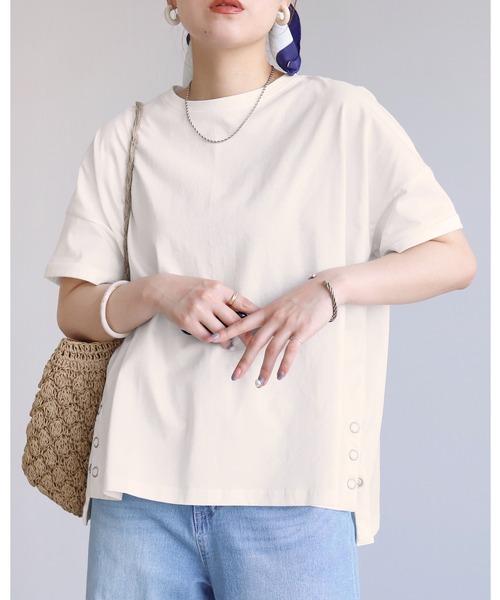 reca（レカ）の「裾ボタンTシャツ（Tシャツ/カットソー・レディース・オフホワイト/チャコール/ブラック・FREE）」の2枚目の写真