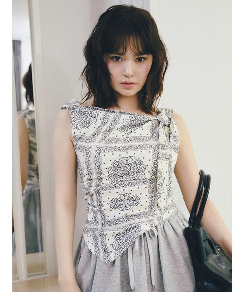 LILY BROWN(リリーブラウン)の「ドレープペイズリー柄マルチウェイトップス(Tシャツ/カットソー・レディース・アイボリー/ブラウン/ブルー・F)」の4枚目の写真