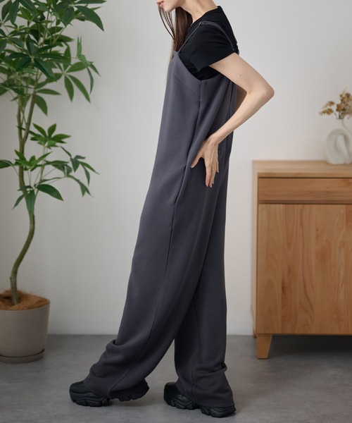 DAYRA(デイラ)の「バックV ダブルポケット ストレッチ サロペット パンツ(サロペット/オーバーオール・レディース・ブラック/ダークグレー/ネイビー・FREE)」の10枚目の写真