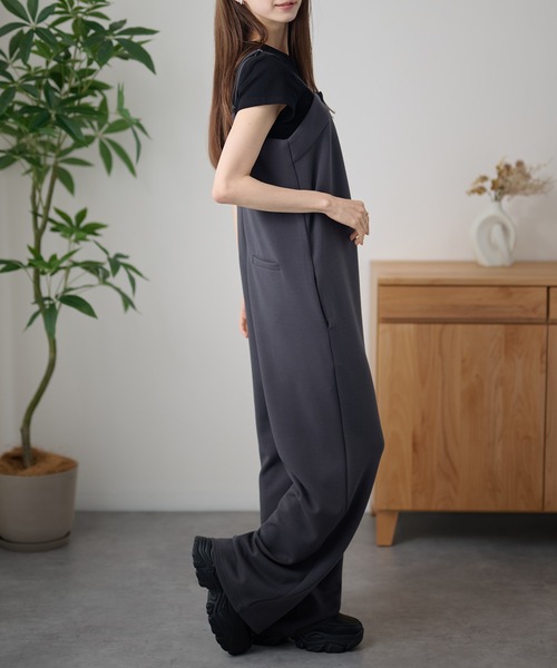 DAYRA(デイラ)の「バックV ダブルポケット ストレッチ サロペット パンツ(サロペット/オーバーオール・レディース・ブラック/ダークグレー/ネイビー・FREE)」の13枚目の写真