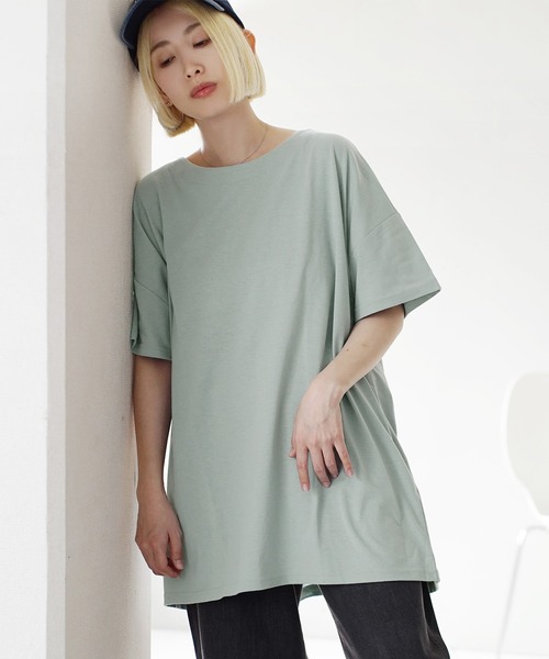 zootie(ズーティー)の「URBAN PLUS オーバーカットソー(Tシャツ/カットソー・レディース・ネイビー/ダークグリーン/ライトベージュ/スモークピンク/グレイッシュベージュ/テラコッタ/グレイッシュブルー/アイボリー/チャコール/ブラック/ライトブルー/ブラウン系その他/オフホワイト・フリー)」の1枚目の写真