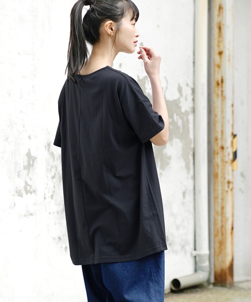 zootie(ズーティー)の「URBAN PLUS オーバーカットソー(Tシャツ/カットソー・レディース・ネイビー/ダークグリーン/ライトベージュ/スモークピンク/グレイッシュベージュ/テラコッタ/グレイッシュブルー/アイボリー/チャコール/ブラック/ライトブルー/ブラウン系その他/オフホワイト・フリー)」の4枚目の写真