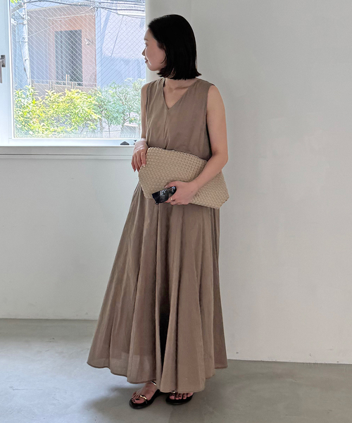 SLOBE IENA(スローブイエナ)の「コットンエアリーVネックフレアワンピース(ワンピース・レディース・ブルー系その他/ベージュ/ブラック・36/38)」の2枚目の写真