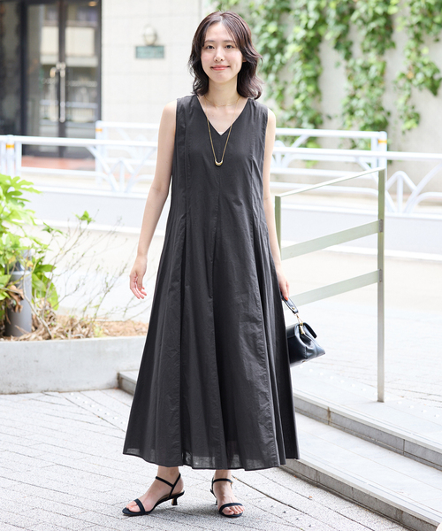 SLOBE IENA(スローブイエナ)の「コットンエアリーVネックフレアワンピース(ワンピース・レディース・ブルー系その他/ベージュ/ブラック・36/38)」の8枚目の写真