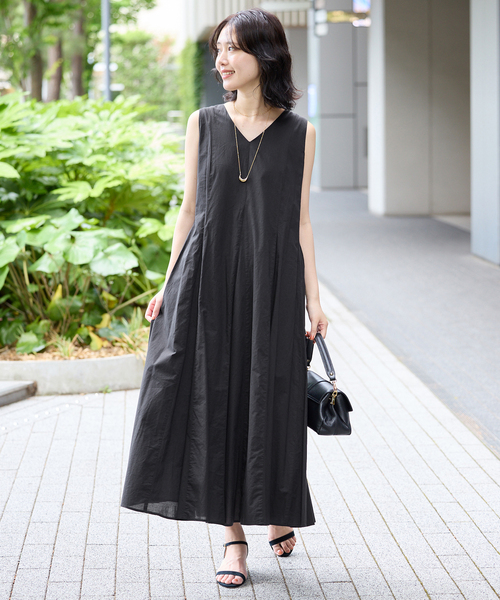 SLOBE IENA(スローブイエナ)の「コットンエアリーVネックフレアワンピース(ワンピース・レディース・ブルー系その他/ベージュ/ブラック・36/38)」の9枚目の写真