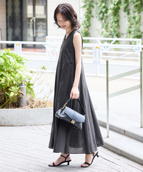 SLOBE IENA(スローブイエナ)の「コットンエアリーVネックフレアワンピース(ワンピース・レディース・ブルー系その他/ベージュ/ブラック・36/38)」の12枚目の写真