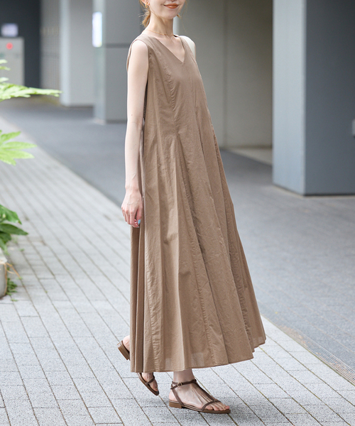 SLOBE IENA(スローブイエナ)の「コットンエアリーVネックフレアワンピース(ワンピース・レディース・ブルー系その他/ベージュ/ブラック・36/38)」の4枚目の写真