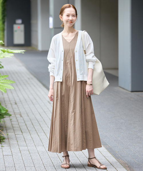 SLOBE IENA(スローブイエナ)の「コットンエアリーVネックフレアワンピース(ワンピース・レディース・ブルー系その他/ベージュ/ブラック・36/38)」の6枚目の写真