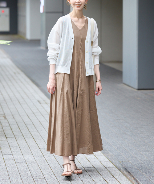 SLOBE IENA(スローブイエナ)の「コットンエアリーVネックフレアワンピース(ワンピース・レディース・ブルー系その他/ベージュ/ブラック・36/38)」の7枚目の写真