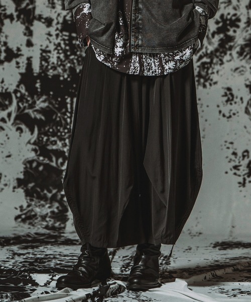 NO ID.(ノーアイディ)の「【NO ID.】3D Gather Baggy Trousers / 3Dギャザーバギートラウザーズ(その他パンツ・メンズ・ブラック/その他22/その他23・1/2)」の2枚目の写真