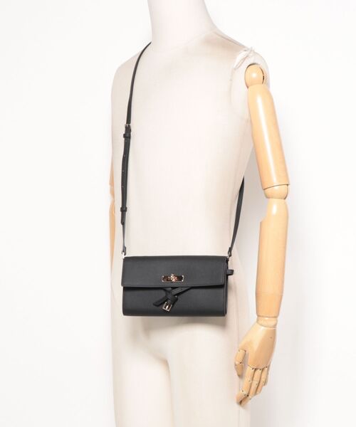 CHARLES & KEITH(チャールズ & キース)の「Tricha トリチャ ノットベルト クロスボディバッグ(ボディバッグ/ウエストポーチ・レディース・ブラック/ベージュ系その他6・XS)」の9枚目の写真