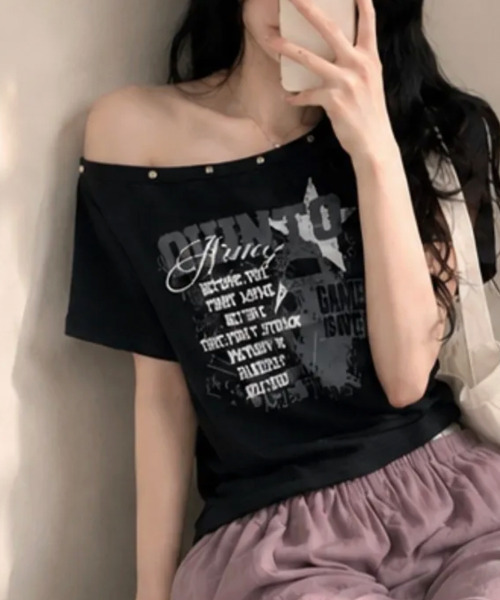 VIVID LADY(ビビッドレディー)の「アシンメトリーメタルネック 半袖Tシャツ(Tシャツ/カットソー・レディース・ホワイト/ライトグレー/レッド/ブラック/ネイビー・FREE)」の2枚目の写真